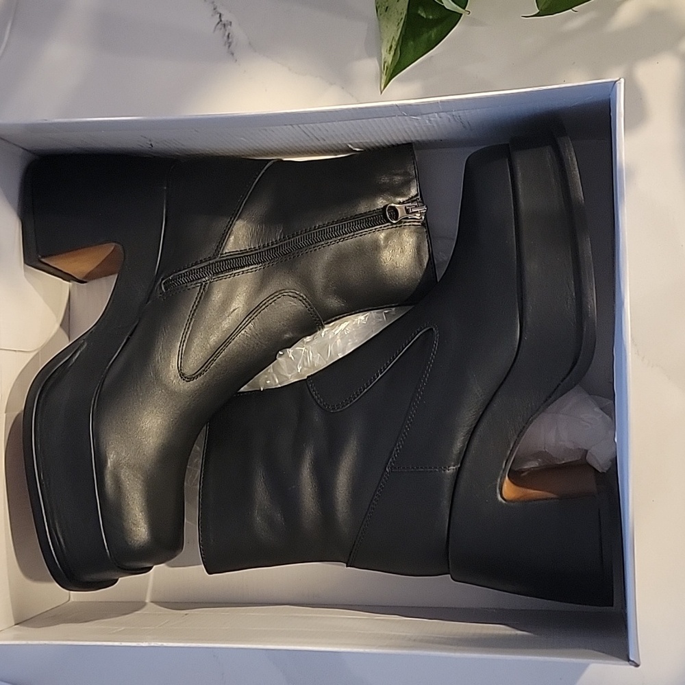 BNIB L'intervalle black leather boots